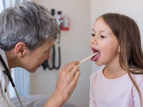 Trẻ bị viêm amidan có lây không?